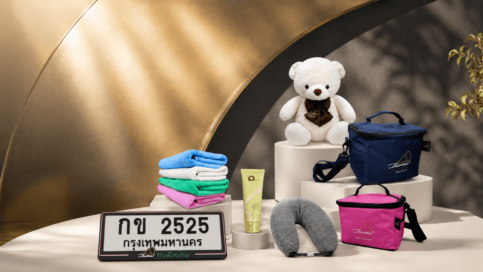 สินค้า TRUMQ จัดวางบนแท่นแสดงสินค้า ฉากหลังโทนทอง